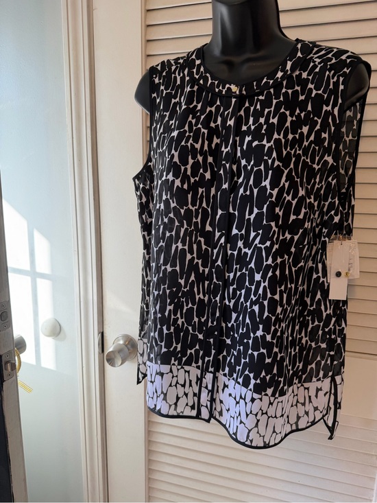 Liz Claiborne Tops - Liz Claiborne Black and White Patterned Sleeveless Camisole